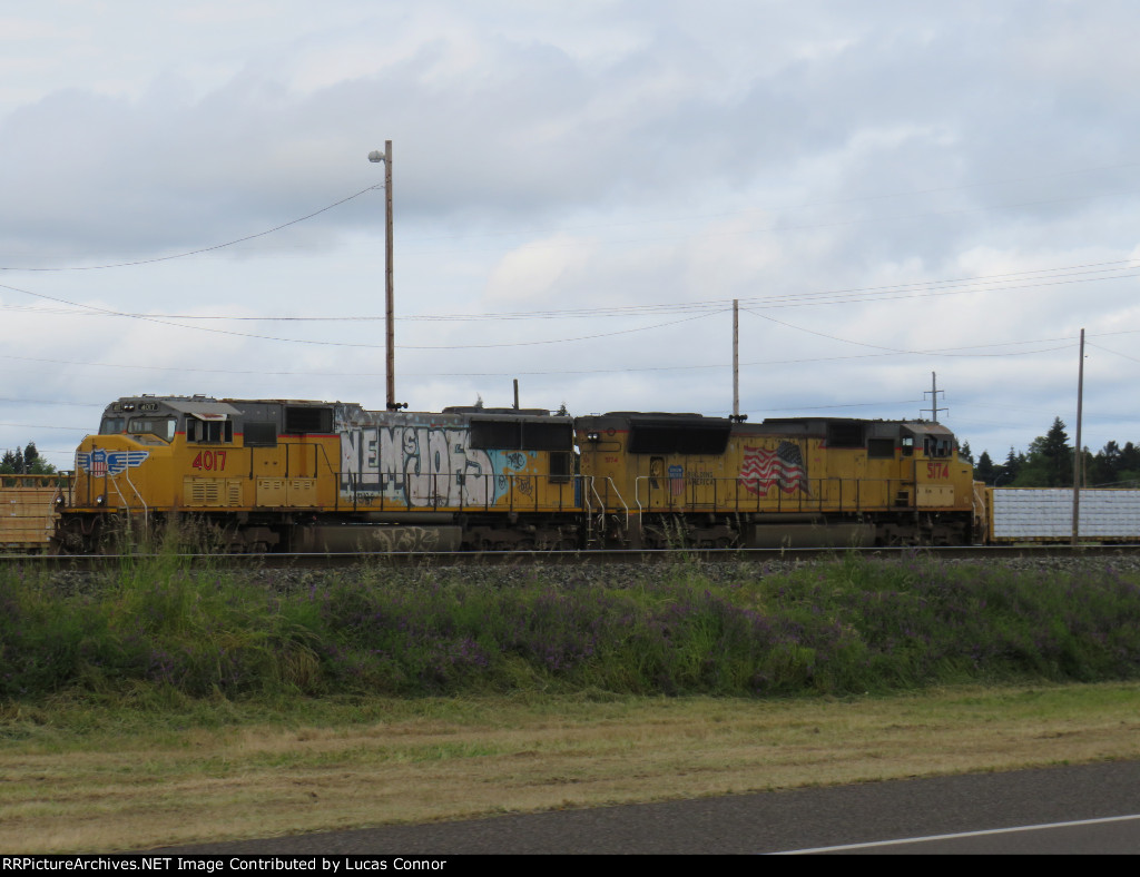 SD70Ms Idle In The Yard